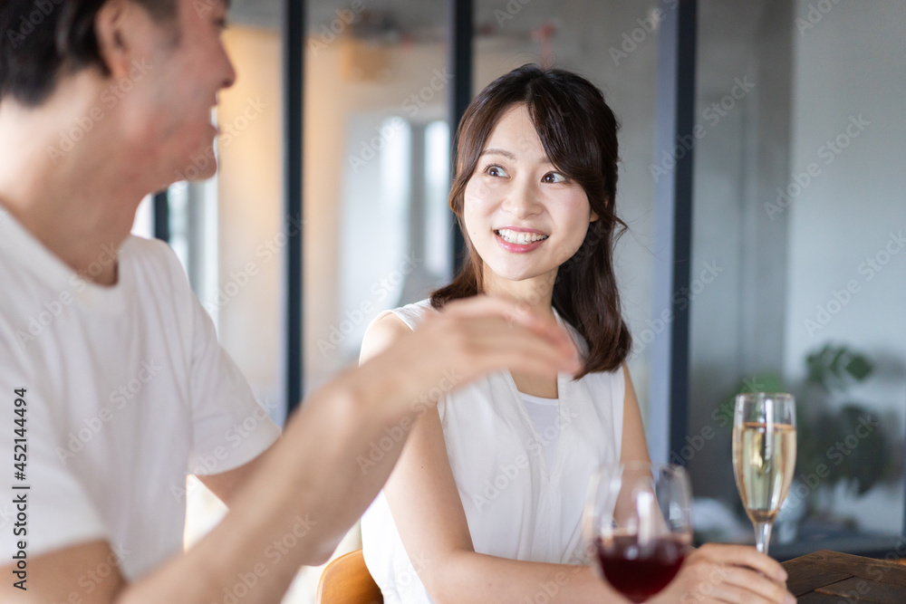 バーでお酒を飲むカップル